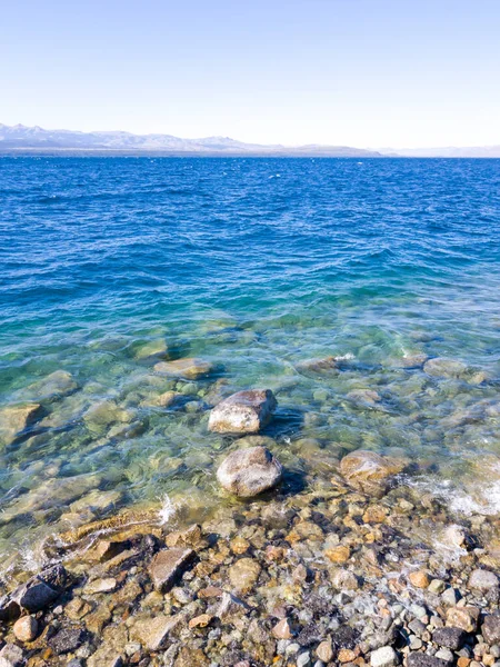 Nahuel Huapi Gölü kıyılarından Bariloche 'deki kaya ve dalgalarla