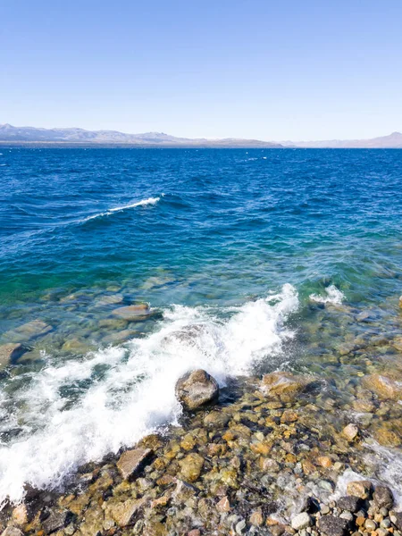 Nahuel Huapi Gölü kıyılarından Bariloche 'deki kaya ve dalgalarla