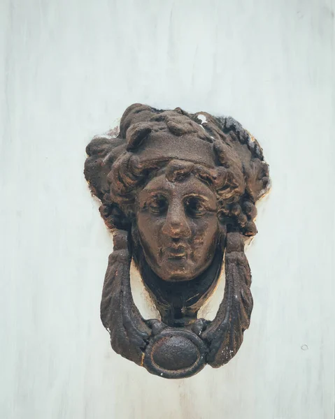 カルタヘナの古い伝統的な金属製のドアのノッカー — ストック写真