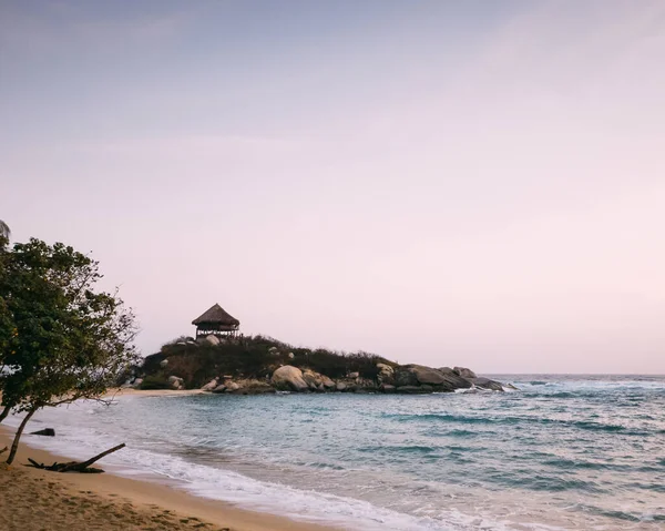 Tayrona Ulusal Parkı 'ndaki Cape San Juan plajında gün batımı