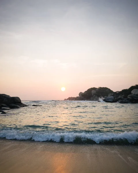 Tayrona Ulusal Parkı 'ndaki Cape San Juan plajında gün batımı
