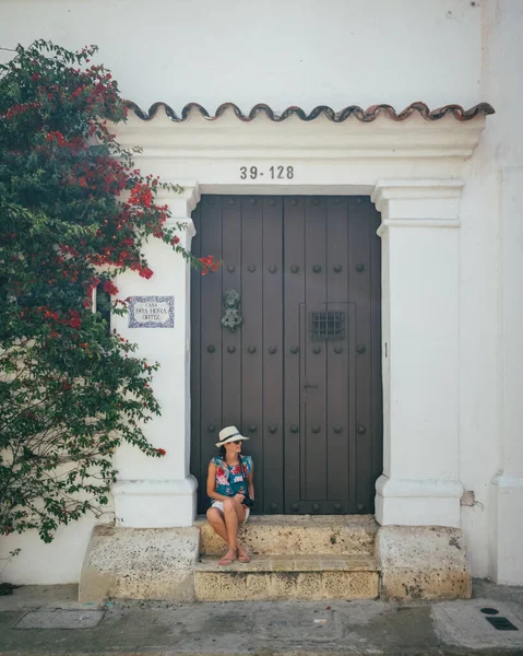 Cartagena 'da bir evin beyaz klasik cephesi ve kapısı