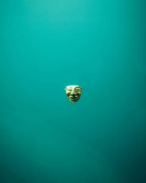 Altın müzesindeki metalik antik sanat eseri.