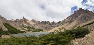 Cerro kategorisindeki gölün panoramik görüntüsü