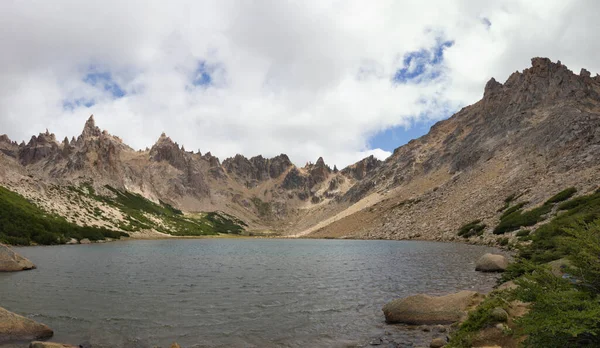 Cerro kategorisindeki gölün panoramik görüntüsü