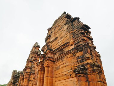 Arjantin 'in kuzeyindeki Misiones vilayetindeki kırmızı toprak tuğlalarıyla İsa' nın harabelerinin manzarası