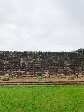 Arjantin 'in kuzeyindeki Misiones vilayetindeki kırmızı toprak tuğlalarıyla İsa' nın harabelerinin manzarası