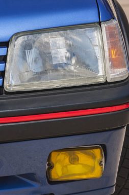 Eski araba: geleneksel reflektör