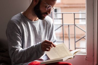 Kitap okuyan adam bilgi rahatlığı kavramı