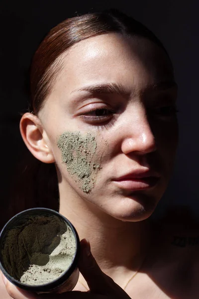 顔に天然エキスを配合したオーガニック化粧品マスク スクラブ の若い女性の肖像画 化粧品のコンセプト — ストック写真