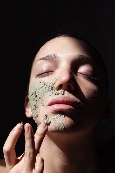 オーガニック化粧品マスク スクラブ の美しい若い女性は 自分の顔に触れます 顔の治療 — ストック写真