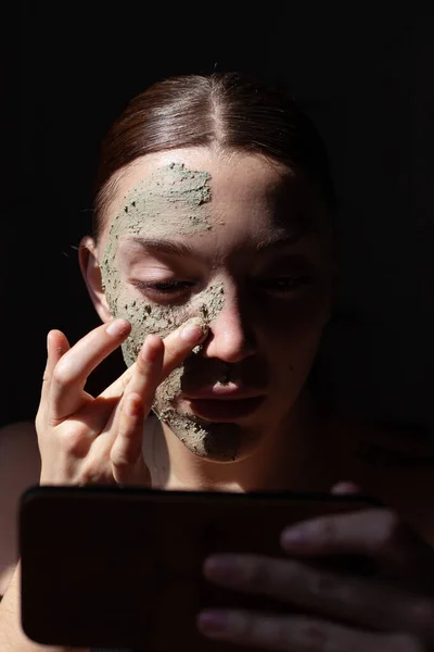 顔に天然エキスでオーガニック化粧品マスク スクラブ をつけた女性 化粧品のコンセプト — ストック写真