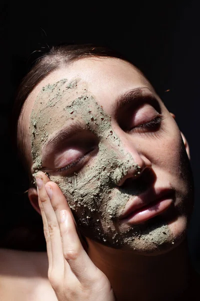 Retrato Rosto Mulher Com Máscara Verde Cosmética Orgânica Fundo Preto — Fotografia de Stock