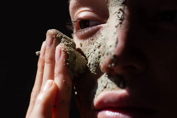 Doğal Özlerle Organik Kozmetik Maske Kullanan Güzel Bir Kadın — Stok fotoğraf