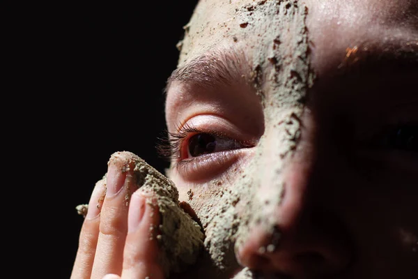 Doğal Özü Olan Organik Kozmetik Maske Kullanan Bir Kadına Yakın — Stok fotoğraf