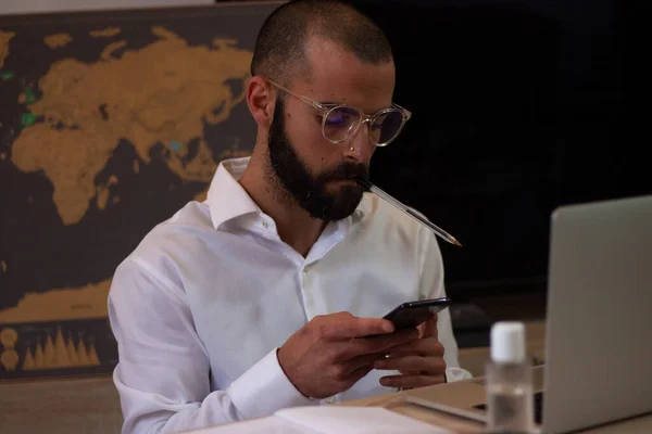 Evden uzaktan kumandalı yakışıklı bir serbest çalışan. Telefonla konuşuyor..