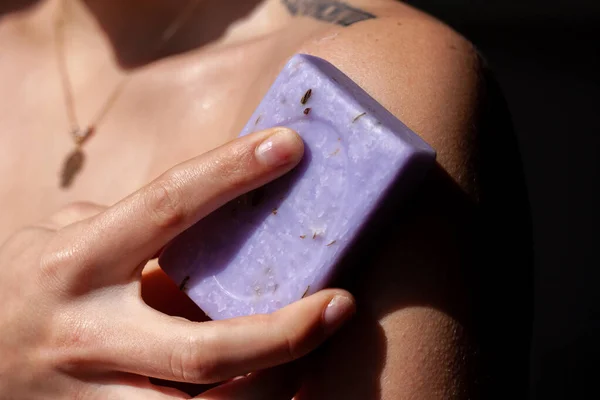 Retrato Mujer Joven Con Una Barra Jabón Estudio Belleza Cuidado — Foto de Stock