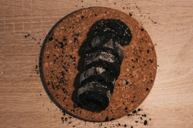 Ahşap arkaplanda etkin kömür ile okunur