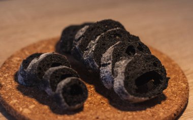 Ahşap arkaplanda etkin kömür ile okunur