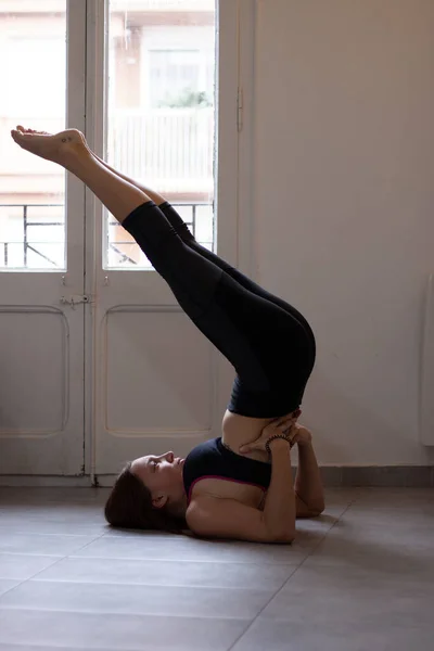 Sportliche Junge Frau Beim Yoga Hause Konzept Für Gesundes Leben — Stockfoto