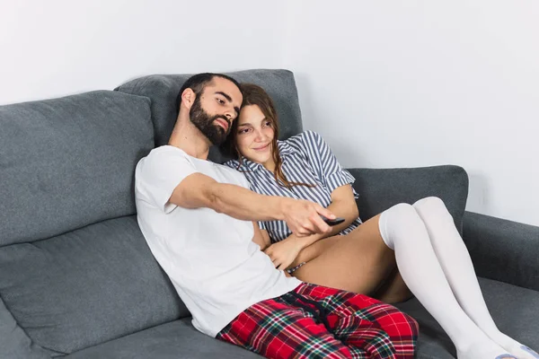 Avslappnad Ung Kvinna Med Man Tittar Soffan Hemma — Stockfoto