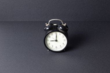 Siyah arkaplanda saat