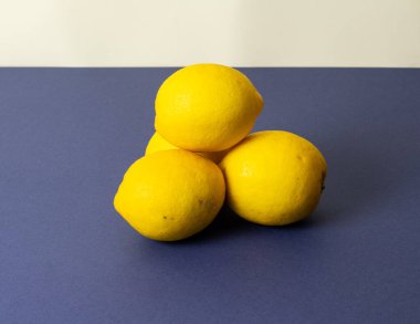 Koyu mavi masada taze limonlar