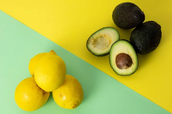 Taze avokado ve limon. Moda minimalizmi tarzı fotoğraf
