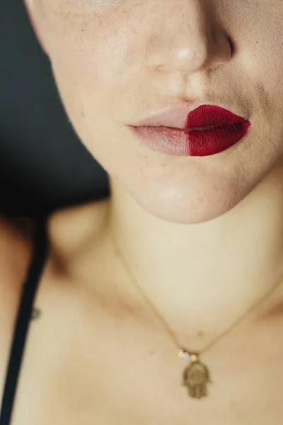 2つの異なるリップで女性の唇を閉じます 自然と一つ赤 — ストック写真