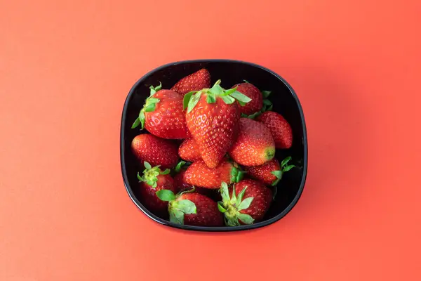 Ecological Strawberries Black Plate Red Background Top View — Stock Photo, Image