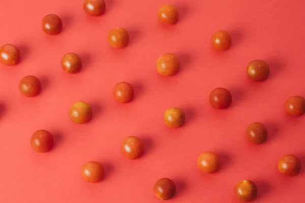 Patrón Colorido Tomates Cherry Sobre Fondo Rojo — Foto de Stock