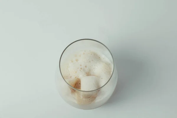 Кофе Молоком Прозрачный Стакан Кубиками Льда Белый Фон — стоковое фото