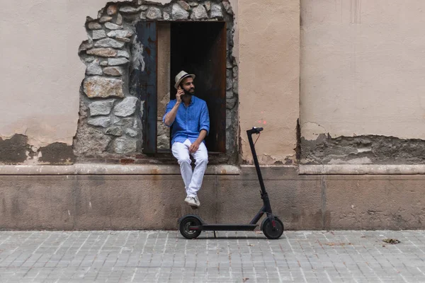 Beau Jeune Homme Avec Scooter Ville Utilisant Téléphone — Photo