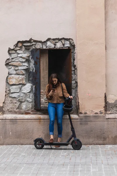 Jeune Femme Avec Scooter Électrique Dans Rue — Photo