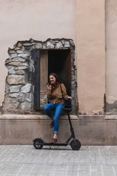 Jolie Jeune Femme Regardant Smartphone Dans Rue — Photo