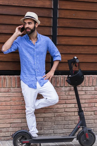 Jeune Homme Avec Scooter Électrique Faisant Appel Dans Rue — Photo