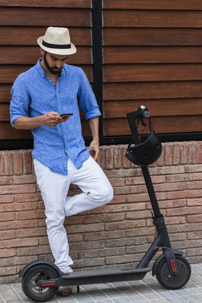 Jeune Homme Avec Scooter Électrique Recherche Son Smartphone — Photo