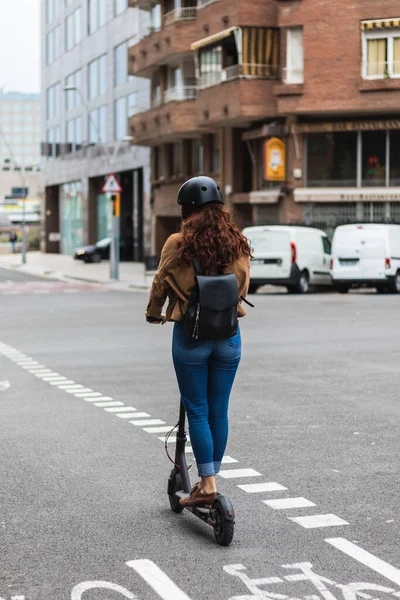 Mujer Joven Con Casco Mochila Caballo Scooter Eléctrico Calle — Foto de Stock