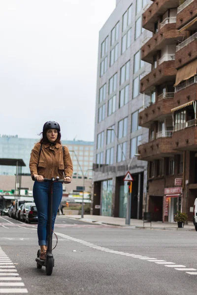 Mujer Joven Con Casco Que Explora Ciudad Scooter Eléctrico — Foto de Stock