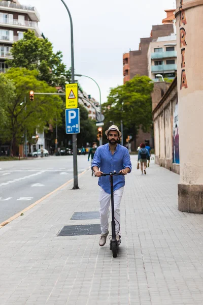 Egy Kalapos Fiatalember Aki Elektromos Robogóval Járja Körbe Várost — Stock Fotó