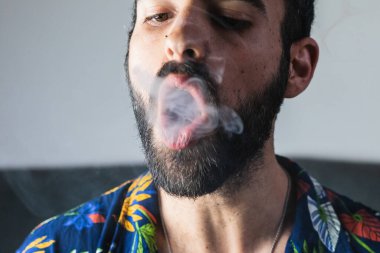 Ot içen bir adamın portresi