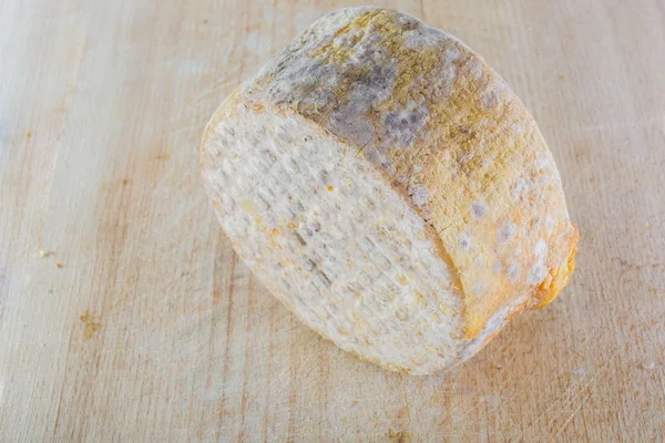 Of hard cheese in the form of rind goat\'s milk.