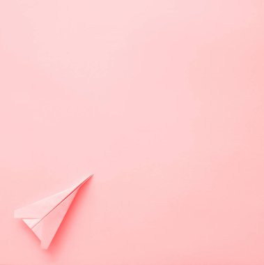 Pastel arka planda kağıt düzlem
