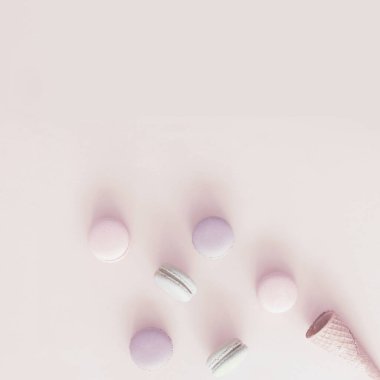 Pastel arka planda makarna ve gofret konisi