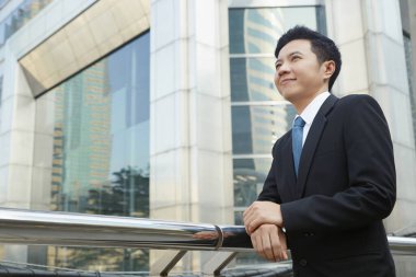 İş adamı ofisin dışında duruyor.