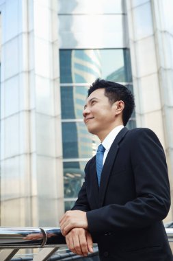İş adamı ofisin dışında duruyor.