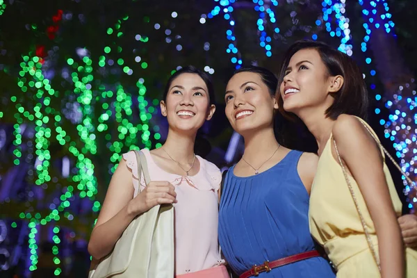 Τρεις Νεαρές Γυναίκες Χαμογελώντας — Φωτογραφία Αρχείου
