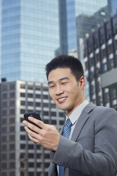 Affärsman Tittar Sin Telefon — Stockfoto
