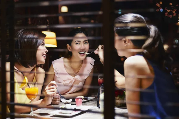 Une Jeune Femme Nourrit Son Amie Une Cuillère Dessert — Photo