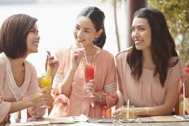 Birlikte içki içen genç kadınlar.